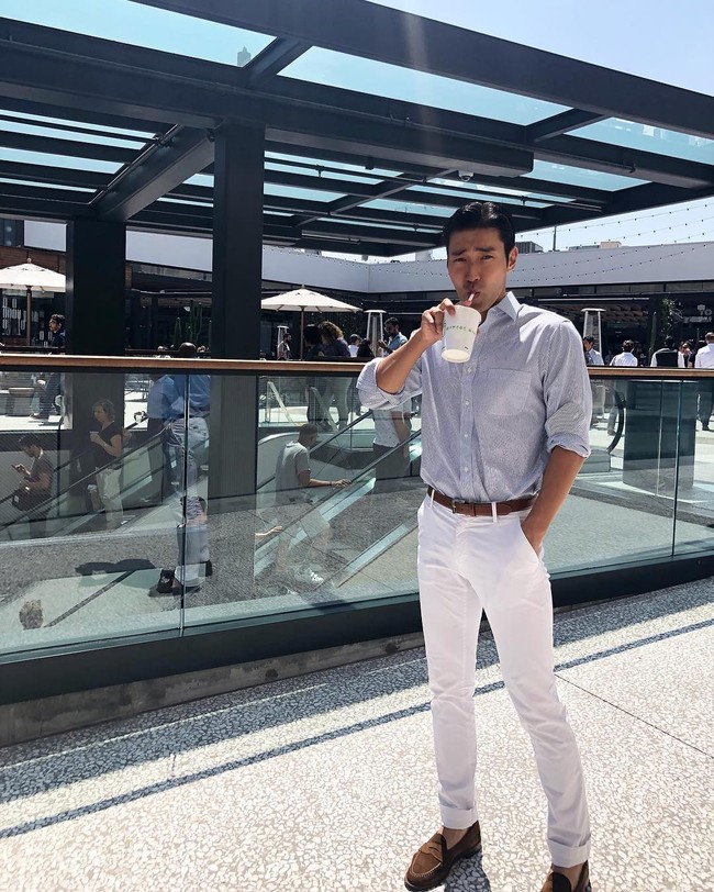 Sejak awal kedatangannya, Choi Siwon sudah menarik atensi para ELF (sebutan penggemar Super Junior) dan penggemar KPop. Setibanya di Indonesia, Siwon terlihat pakai kemeja yang membuat penyanyi sekaligus aktor itu tambah ganteng. Foto: Instagram @siwonchoi