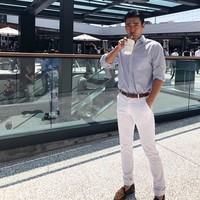 Sejak awal kedatangannya, Choi Siwon sudah menarik atensi para ELF (sebutan penggemar Super Junior) dan penggemar KPop. Setibanya di Indonesia, Siwon terlihat pakai kemeja yang membuat penyanyi sekaligus aktor itu tambah ganteng. Foto: Instagram @siwonchoi