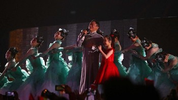 Jack Ma memang kerap mendapat sorotan dengan tampil di berbagai panggung besar. Foto: REUTERS/Cathal Mcnaughton