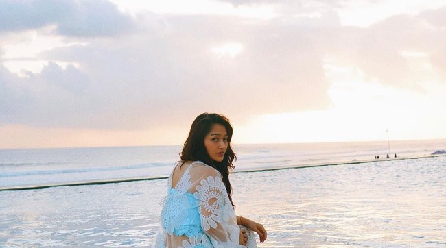 menikmati sunset yang lagi syantik dari infinity pool terbesar di @lveight, begitu keterangan fotonya. Penyanyi yang akrab disapa Sibad itu pun tampil syantik meski tanpa makeup.  Foto: Instagram (@ sitibadriahh)