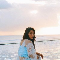 menikmati sunset yang lagi syantik dari infinity pool terbesar di @lveight, begitu keterangan fotonya. Penyanyi yang akrab disapa Sibad itu pun tampil syantik meski tanpa makeup.  Foto: Instagram (@ sitibadriahh)