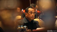 Menteri Perhubungan Budi Karya Sumadi bersama jajarannya mengikuti rapat kerja dengan Komisi V DPR di Komplek Parlemen, Senayan, Jakarta, Senin (3/9/2018).