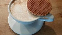 Cookies khas Belanda ini umum dijadikan menu sarapan maupun dessert. Wafer cookies tipis ini bernama Stroopwafels. Sering dijadikan cookies pendamping minum teh atau pun kopi.  Foto: Istimewa