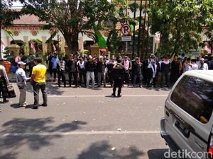 Video: Riuh Warga Eks Dolly Setelah Gugatan ke Pemkot Kandas