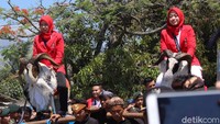 Enam atlet pencak silat itu langsung diarak.