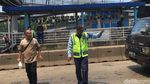 Penampakan JPO Nyaris Roboh di Jakbar yang Bikin Penumpang Manjat