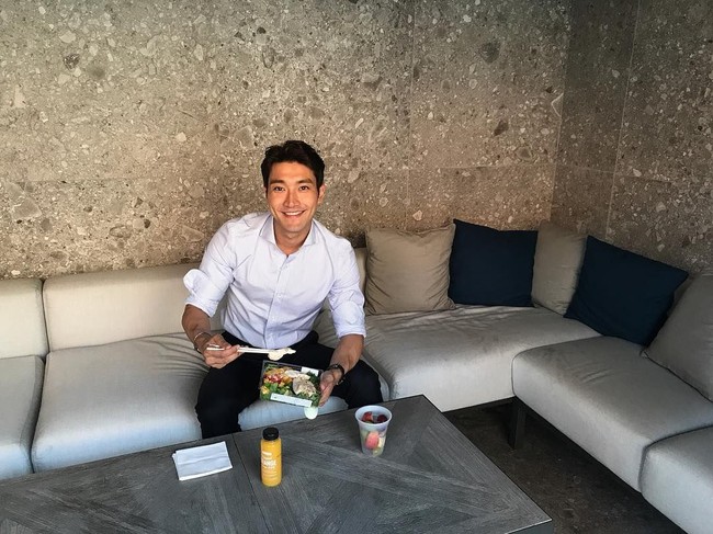 Kemeja putih sering menjadi andalan Choi Siwon. Pemain serial Revolutionary Love tersebut juga kerap menggulung lengan kemeja yang membuatnya terlihat semakin maskulin. Foto: Instagram @siwonchoi