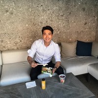 Kemeja putih sering menjadi andalan Choi Siwon. Pemain serial Revolutionary Love tersebut juga kerap menggulung lengan kemeja yang membuatnya terlihat semakin maskulin. Foto: Instagram @siwonchoi