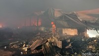 Hingga pukul 20.05 WIB petugas gabungan dari Kota/Kabupaten Bandung dan PT Bintang Agung masih berjibaku memadamkan api. 