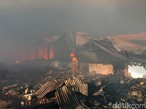 Video: Api Ludeskan Ratusan Kios Pasar Gedebage Bandung