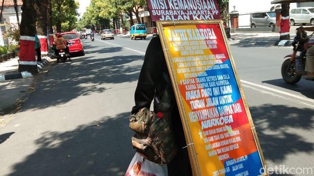 Man Rambo Jalan Kaki Surabaya-Jakarta kampanye antinarkoba.