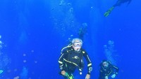 Dia berhasil menyelam 44 menit di kedalaman 40,6 meter. Catatan ini mengalahkan rekor dirinya pada umur 94 tahun yaitu 41 menit dengan kedalaman 38,1 meter. (Yiannis Kourtoglou/Reuters)