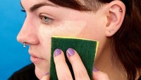Sponge dapur tidak hanya berguna untuk mencuci dan mengangkat lemak kotor dari piring saja, tapi bisa juga disulap menjadi beauty blender yang cocok meratakan make up. Foto: Istimewa