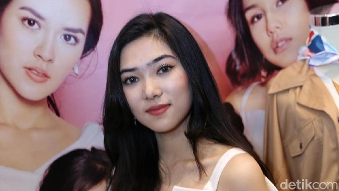 Meski suka makan, Isyana tetap rajin minum air putih biar tubuhnya tetap langsing. (Foto: Ismail/detikHOT) Meski suka makan, Isyana tetap rajin minum air putih biar tubuhnya tetap langsing. (Foto: Ismail/detikHOT)