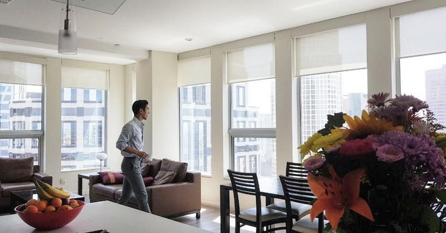 Saat pakai kemeja pas badan terlihat proporsi tubuh Choi Siwon yang atletis. Salah satu idol KPop terkaya itu memang dikenal suka olahraga dan bertubuh sixpack. Di Indonesia, Siwon bahkan tertangkap sedang jogging di Jalan Sabang. Foto: Instagram @siwonchoi