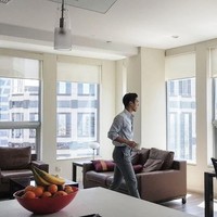 Saat pakai kemeja pas badan terlihat proporsi tubuh Choi Siwon yang atletis. Salah satu idol KPop terkaya itu memang dikenal suka olahraga dan bertubuh sixpack. Di Indonesia, Siwon bahkan tertangkap sedang jogging di Jalan Sabang. Foto: Instagram @siwonchoi