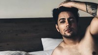 Pelantun lagu Kuch Kuch Hota Hai dan Koi Mil Gaya ini ternyata tubuhnya cukup memikat warga net lho! (Foto: Instagram/siddharthslathia)