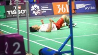 Momen haru terjadi saat pebulutangkis Anthony Sinisuka Ginting berjuang sekuat tenaga hingga cedera menghantuinya pada partai pertama final bulutangkis beregu lawan China. Grandyos Zafna/detikcom.