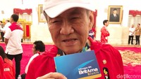 Karena mendapat bonus dalam bentuk tabungan BRI, Bambang kini menjadi nasabah BRI. Presiden Direktur BCA Jahja Setiaatmadja senang dan bangga kepada Bambang. Pak Bambang sekarang nasabah BRI padahal dia yang punya BCA, kata Jahja seraya tertawa saat berbincang dengan detikFinance di Jakarta Senin (3/9/2018). Ray Jordan/detikcom.