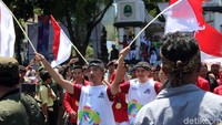 Bendera merah putih dikibarkan untuk menyambut pesilat asal Garut tersebut.