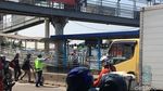 Penampakan JPO Nyaris Roboh di Jakbar yang Bikin Penumpang Manjat