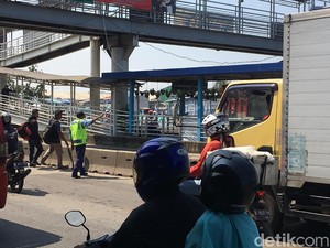 JPO Depan Samsat Daan Mogot Nyaris Roboh karena Ditabrak Truk