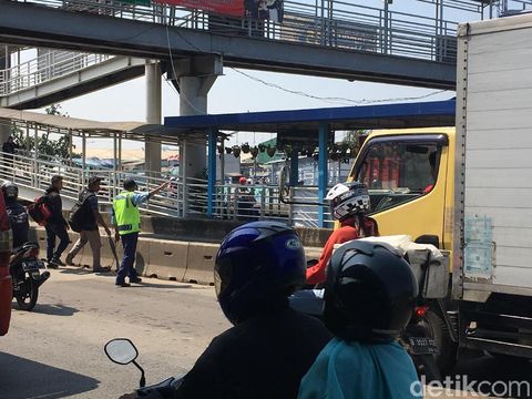 Nyaris Roboh, JPO di Depan Samsat Daan Mogot Ditutup 
