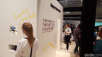 Ada juga photo booth yang menggunakan Note 9 sebagai penangkap gambar sekaligus untuk mengedit hasil foto sesuka hati. (Foto: detikINET/Muhamad Imron Rosyadi)