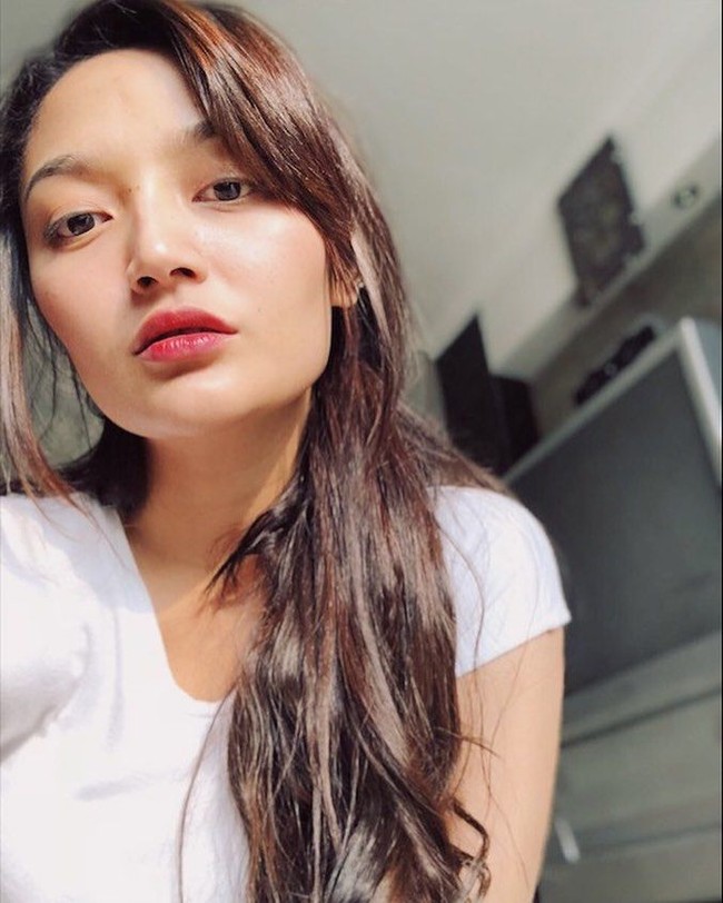 Jika tengah malas memulaskan makeup, riasan andalan Sibad biasanya hanya pakai lip tint. Bibir bersemu kemerahan mengkamuflase wajah pucatnya yang tidak menggunakan bedak atau foundation.  Foto: Instagram (@ sitibadriahh)