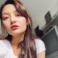 Jika tengah malas memulaskan makeup, riasan andalan Sibad biasanya hanya pakai lip tint. Bibir bersemu kemerahan mengkamuflase wajah pucatnya yang tidak menggunakan bedak atau foundation.  Foto: Instagram (@ sitibadriahh)