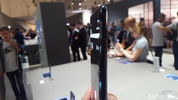 XZ3 yang sudah mendapat sistem operasi Android 9.0 Pie ini memiliki tombol volume dan power di bagian kiri ponsel. Foto: Muhamad Imron Rosyadi/detikINET