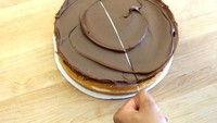  Lupa di mana menyimpan pisau? Kalau sedang buru-buru, gunakan saja benang untuk memotong beragam kue. Praktis dan mudah. Foto: Istimewa