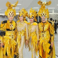 Inilah hasil riasan yang menggunakan face painting. Tak hanya riasan yang dramatis, kostum performer ini pun tampak megah dengan nuansa emas. Foto: dok. Martha Tilaar