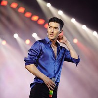 Kemeja pun diaplikasikan Choi Siwon saat tampil di panggung. Namun kali ini ia memilih yang materialnya lebih mewah. Kemeja berbahan satin itu pun dipadukan dengan celana jeans hitam sehingga tak tampak kaku. Foto: Instagram @siwonchoi