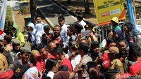 Para pesilat itu juga menyalami warga yang menyambut kedatangannya.