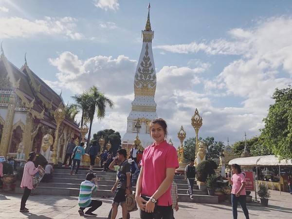 Kalau ini, gaya Nan saat berkunjung ke Kuil Wat Phra That Doi Suthep di Chiang Mai, Thailand. Gadis bertinggi badan 185 cm ini tampil santai dengan polo shirt berwarna pink. (Instagram/@thatdao_naldo)