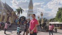 Kalau ini, gaya Nan saat berkunjung ke Kuil Wat Phra That Doi Suthep di Chiang Mai, Thailand. Gadis bertinggi badan 185 cm ini tampil santai dengan polo shirt berwarna pink. (Instagram/@thatdao_naldo)