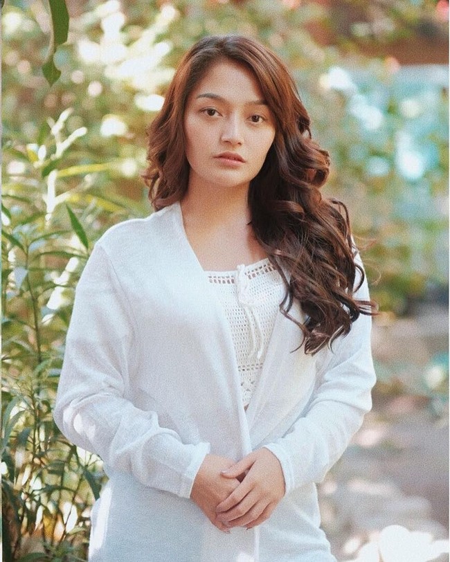 Jika bernyanyi di Panggung, pelantun Syantik itu biasa tampil dengan bulu mata palsu yang tebal bak boneka. Tapi di keseharian, Siti Badriah memilih tampil natural. Inilah penampilan natural Siti Badriah tanpa bulu mata palsu maupun lipstik.  Foto: Instagram (@ sitibadriahh)