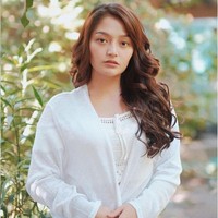 Jika bernyanyi di Panggung, pelantun Syantik itu biasa tampil dengan bulu mata palsu yang tebal bak boneka. Tapi di keseharian, Siti Badriah memilih tampil natural. Inilah penampilan natural Siti Badriah tanpa bulu mata palsu maupun lipstik.  Foto: Instagram (@ sitibadriahh)