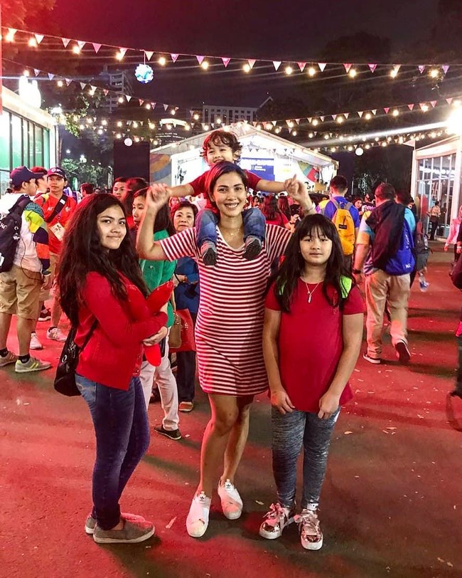 Mereka kompak dalam balutan busana merah-putih, seraya menunjukkan rasa nasionalis. Tanpa terkecuali presenter dan penulis Nadia Mulya bersama keluarga. Mini-dress kasual bergaris merah-putih menjadi pilihannya. (Foto: Instagram)