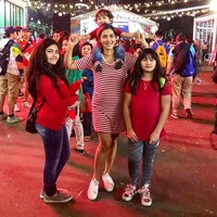 Mereka kompak dalam balutan busana merah-putih, seraya menunjukkan rasa nasionalis. Tanpa terkecuali presenter dan penulis Nadia Mulya bersama keluarga. Mini-dress kasual bergaris merah-putih menjadi pilihannya. (Foto: Instagram)