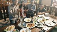  Seafood yang diolah dengan citarasa nusantara ternyata disukai Rian. Piring kotor yang ada dihadapannya jadi bukti kalau Rian menghabiskan semua sajian yang ia pilih. Foto: Instagram rianers_id