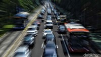 Sejumlah kendaraan melintas di Jalan Protokol Medan Merdeka Barat, Jakarta Pusat, Senin (3/9).
