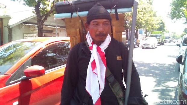 Man Rambo Jalan Kaki Surabaya-Jakarta kampanye antinarkoba.