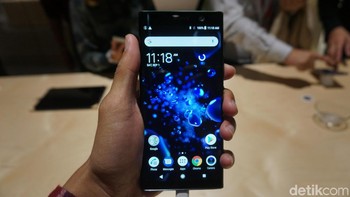 Layarnya mengusung ukuran 6 inch bertipe OLED dengan resolusi yang lebih tinggi, yaitu 2880 x 1440 pixel. Foto: Muhamad Imron Rosyadi/detikINET