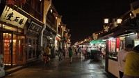  Ketika malam tiba, traveler juga bisa belanja malam di pasar malam. Yang populer adalah Hefang Street di Shangcheng District (Hangzhou Travel)