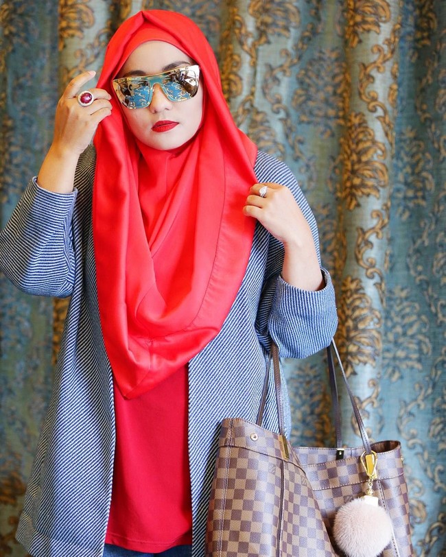 Pengadilan juga menyita puluhan kacamata dari Anniesa Hasibuan dan Andhika Surachman. Salah satunya kacamata berwarna emas dari brand Dolce & Gabbana ini yang dijual seharga US$ 700 atau sekitar Rp 10 jutaan. Foto: Instagram