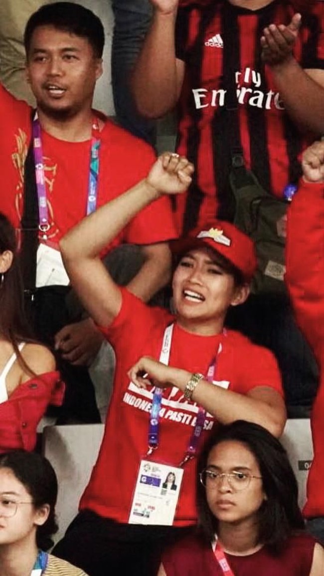 Sementara itu, rekannya sesama Puteri Indonesia, Anindya K. Putri bergaya kasual dengan kaus merah bertulisan Hajar, Indonesia Pasti Bisa, dan baseball cap berwarna senada. (Foto: Instagram)