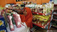 Penjaga menata barang dagangan di OK Oce Mart.