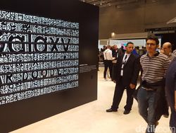 Samsung Sewa Satu Gedung Full Pamer Note 9 dan TV 8K